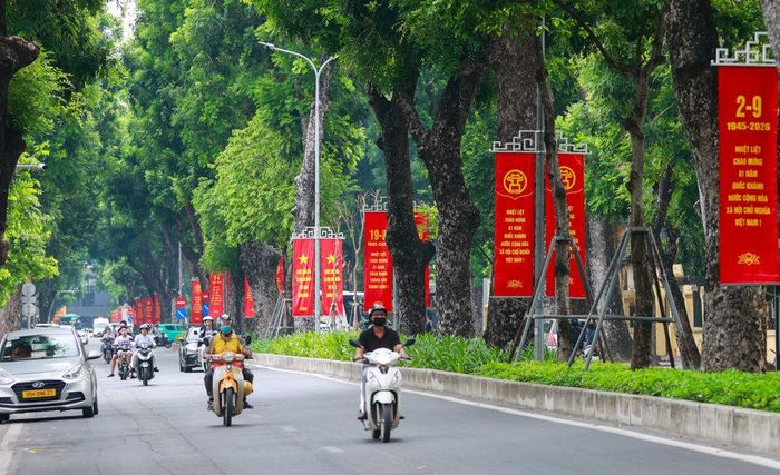 Cờ hoa, băng rôn và khẩu hiệu phủ kín những tuyến phố gắn liền với dấu ấn lịch sử đất nước như Hoàng Diệu, Điện Biên Phủ, Hùng Vương...