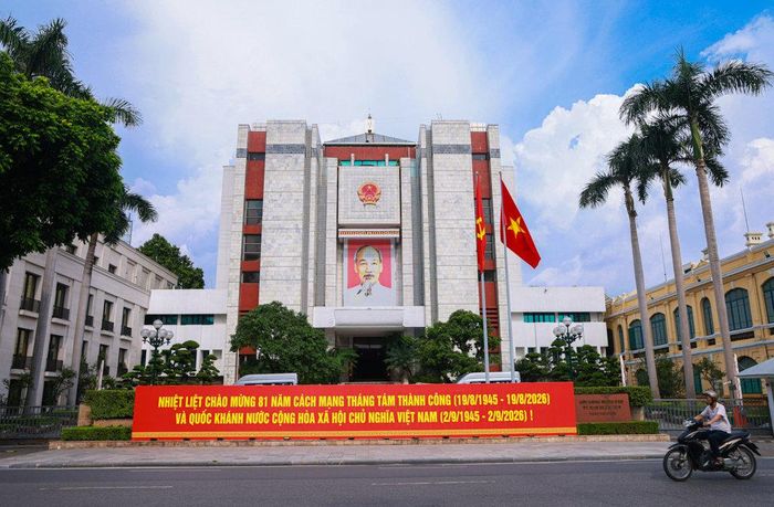 Tấm pano, khẩu hiệu cỡ lớn được trang trí trước trụ sở HĐND - UBND thành phố Hà Nội.