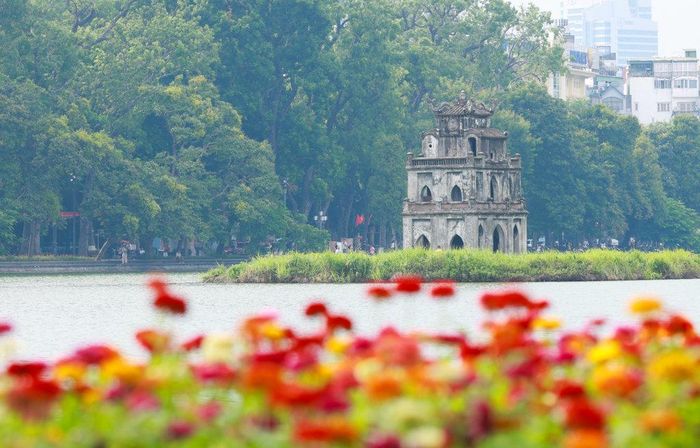 Bên Tháp Rùa cổ kính, những khóm hoa muôn sắc màu được trồng mới để tô điểm thêm cho vẻ đẹp khu vực hồ Hoàn Kiếm.