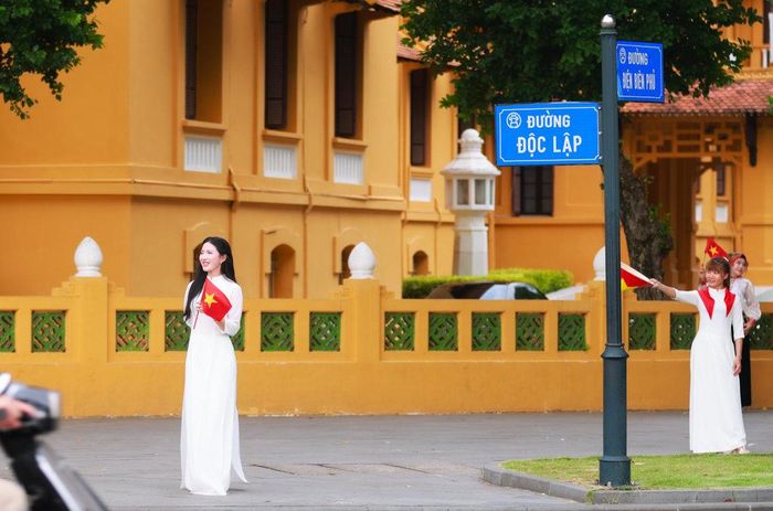 Trên đường Độc Lập, nhiều bạn trẻ rủ nhau diện tà áo dài truyền thống mang theo những lá Quốc kỳ đỏ thắm tạo dáng chụp ảnh để lưu giữ lại những kỷ niệm đẹp cho mình.