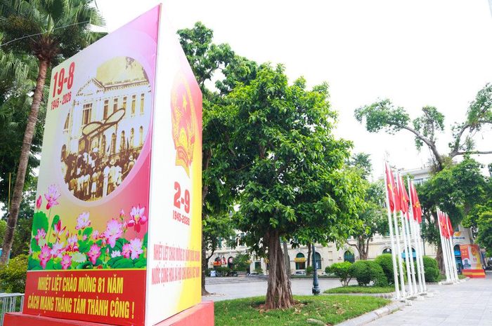 Những pano khẩu hiệu cùng muôn lá cờ đỏ sao vàng tung bay phấp phới khắp mọi tuyến phố Thủ đô như một lời nhắc nhở sống động về lịch sử hào hùng, ngợi ca tinh thần đoàn kết và khát vọng thịnh vượng của đất nước.