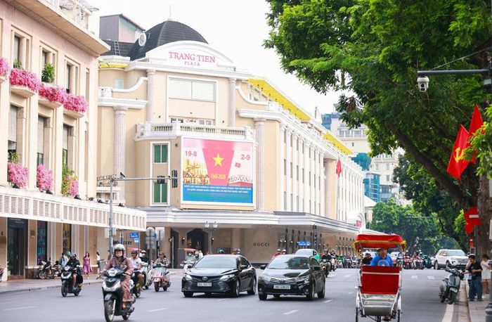 Hướng tới Đại lễ Quốc khánh 2/9, trên các tuyến phố Thủ đô đâu đâu cũng ngập tràn không khí rộn ràng.