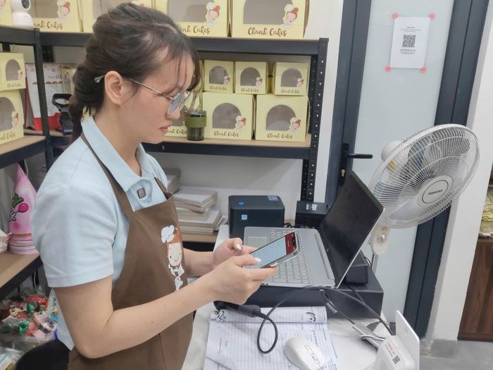 Doanh nghiệp, hộ kinh doanh áp dụng số hoá vào kinh doanh. Ảnh: Khắc Kiên