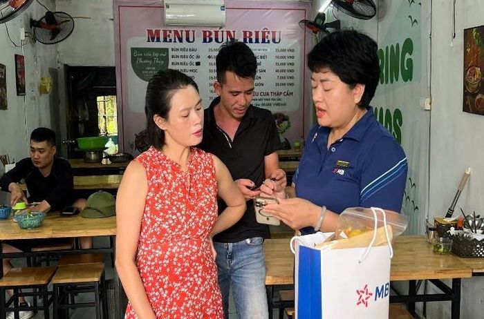 Chủ cơ sở kinh doanh được hỗ trợ cài đặt mã QR trong mô hình thanh toán không dùng tiền mặt. Ảnh: Châu Phương