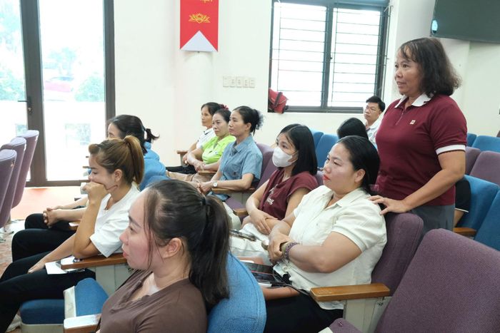 Tiểu thương xã Kim Anh bày tỏ băn khoăn thắc mắc liên quan đến đưa sản phẩm dịch vụ lên sàn thương mại điện tử. Ảnh: Sỹ Hào