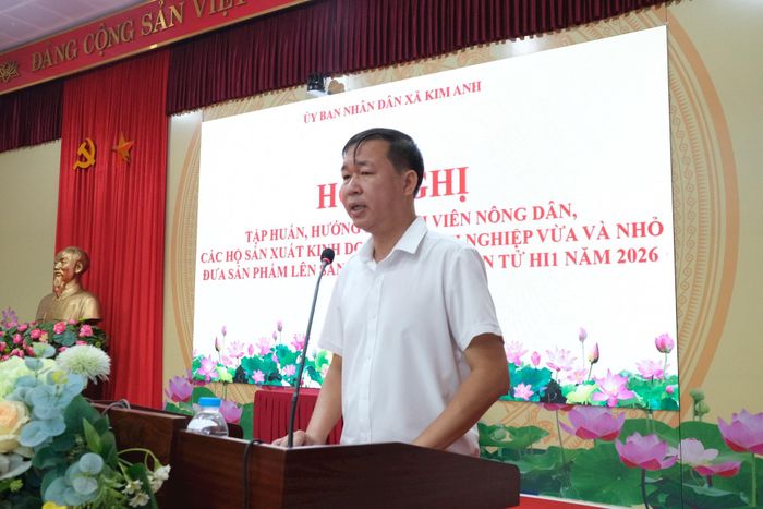 Phó Chủ tịch UBND xã Kim Anh Nguyễn Văn Toàn phát biểu tại hội nghị. Ảnh: Sỹ Hào