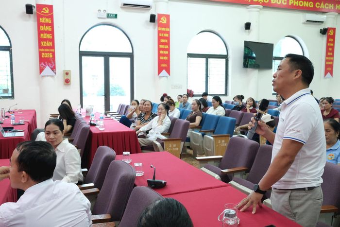 Ông Dương Bách Thắng, hội viên hội nông dân xã Kim Anh mong Nhà nước có cơ chế, chính sách hỗ trợ người tiêu dùng khi sử dụng các ứng dụng thương mại điện tử. Ảnh Sỹ Hào