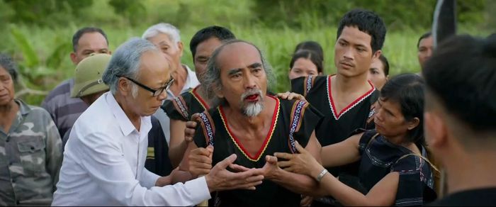 Già Rin nỗ lực thuyết phục bà con trở về nhà. Ảnh VTV