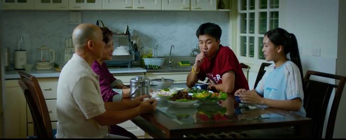 Phương tới nhà Khánh ăn liên hoan mừng Khánh tiến bộ về học tập. Ảnh VTV