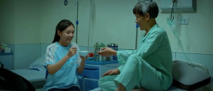 Phương nhận được sự động viên rất lớn từ bố. Ảnh VTV