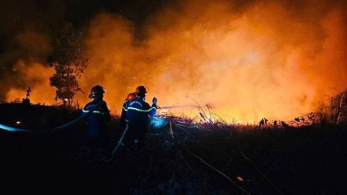 Tại khu vực xảy ra cháy, địa hình đồi rừng rộng, nhiều cây cỏ và thực bì dễ bắt lửa - (ảnh CATQ).