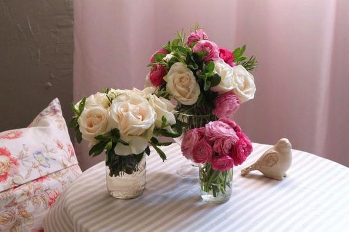 Thay vì đặt giữa cửa, nên bố trí bình hoa lệch sang một bên, vừa tạo điểm nhấn vừa giữ lối đi thông thoáng.