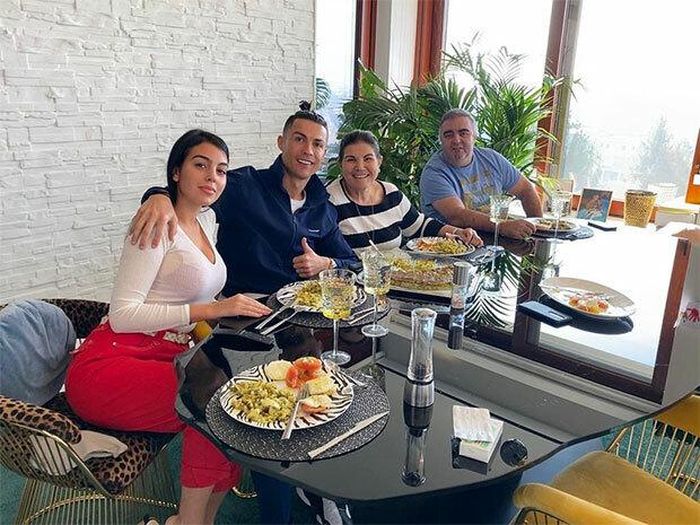 Bạn gái và mẹ C. Ronaldo ít khi xuất hiện cùng nhau trước công chúng, chỉ thỉnh thoảng chụp ảnh chung trong các dịp quan trọng của gia đình. Những lần vào bếp, những bữa ăn ngon chính là chất xúc tác khiến họ trở nên gần gũi hơn. Bởi điểm chung là đều lấy tình yêu gia đình là gốc.