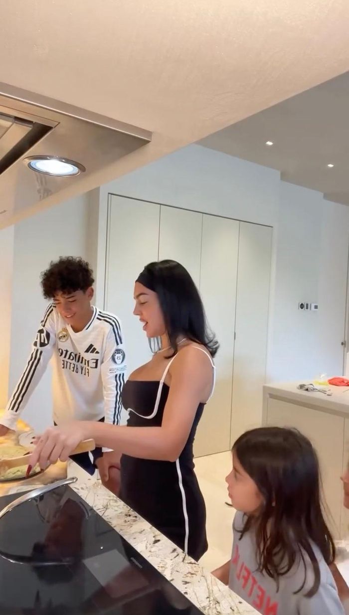 Tuy không phải là một người yêu chuyện bếp núc, nhưng vì Ronaldo, Georgina Rodriguez sẵn sàng thay đổi