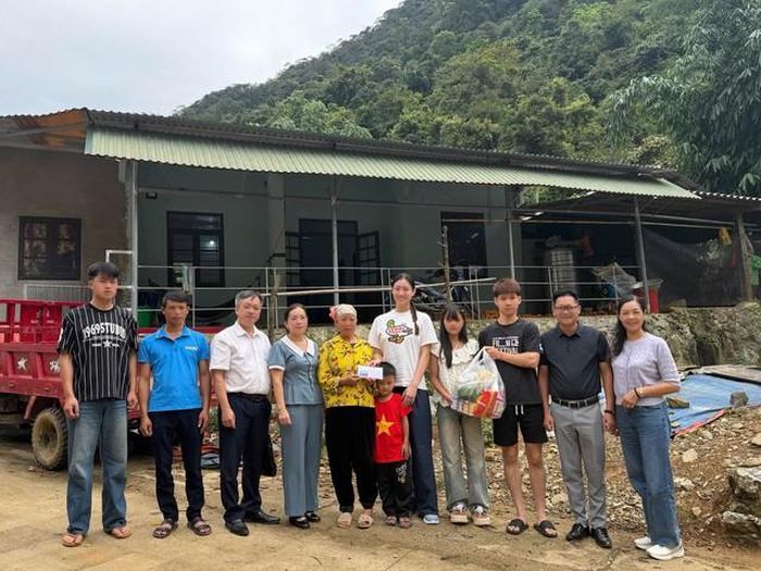 Lương Thùy Linh cùng mẹ trao món quà ý nghĩa cho các em nhỏ có hoàn cảnh khó khăn.