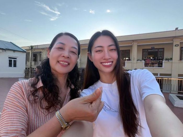 Lương Thùy Linh cùng mẹ có hoạt động ý nghĩa nhân tuổi 26. "Một tuổi mới mở ra, nhẹ nhàng và trọn vẹn bên mẹ", nàng hậu chia sẻ.