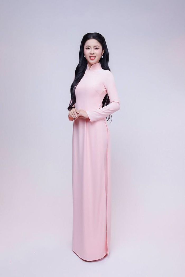 Không chỉ gây chú ý về nhan sắc, Hà Phương từng là Phó Chủ nhiệm CLB Kịch, Top 6 MC Spotlight 2024, MC song ngữ tại Hội nghị Liên đoàn Dược phẩm châu Á, VJ/MC Livestream và dẫn nhiều sự kiện của ĐH Kinh tế Quốc dân.