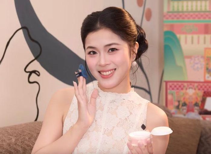 Hà Phương tiết lộ đem theo một bức ảnh gia đình và 2 gói mì tôm trong hành trình gia nhập Ngôi nhà chung - Hoa hậu Việt Nam 2026.