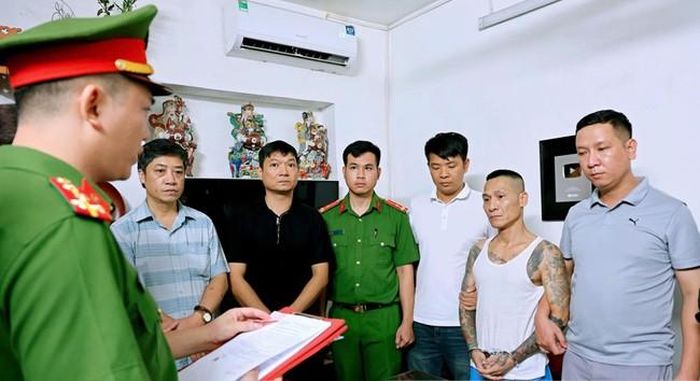 Cơ quan Cảnh sát điều tra, Công an tỉnh Ninh Bình thi hành các Quyết định khởi tố vụ án hình sự, khởi tố bị can và Lệnh bắt bị can để tạm giam đối với Nguyễn Văn Thùy (ảnh Nhật Tân).