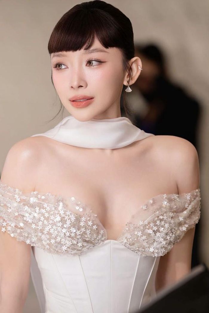 Ca sĩ Tóc Tiên gây chú ý khi đăng tải loạt ảnh diện váy cưới, nhan sắc cuốn hút, gợi cảm. 