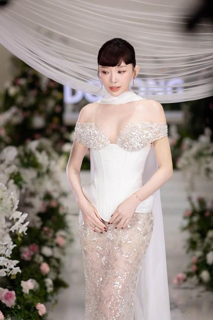 Tóc Tiên lựa chọn một chiếc đầm lạ mắt. Chiếc váy được dựng phom corset ôm sát cơ thể, tạo hiệu ứng vòng eo thon gọn và tôn lên đường cong của nữ ca sĩ.