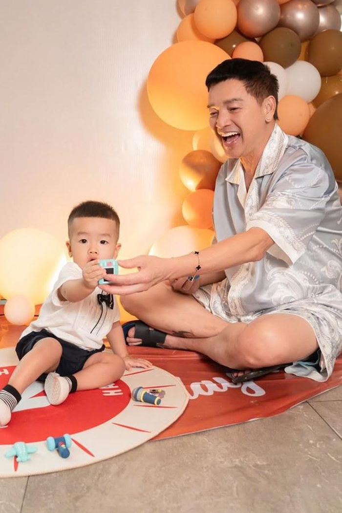 Diễn viên Quang Minh bên con trai nhỏ.