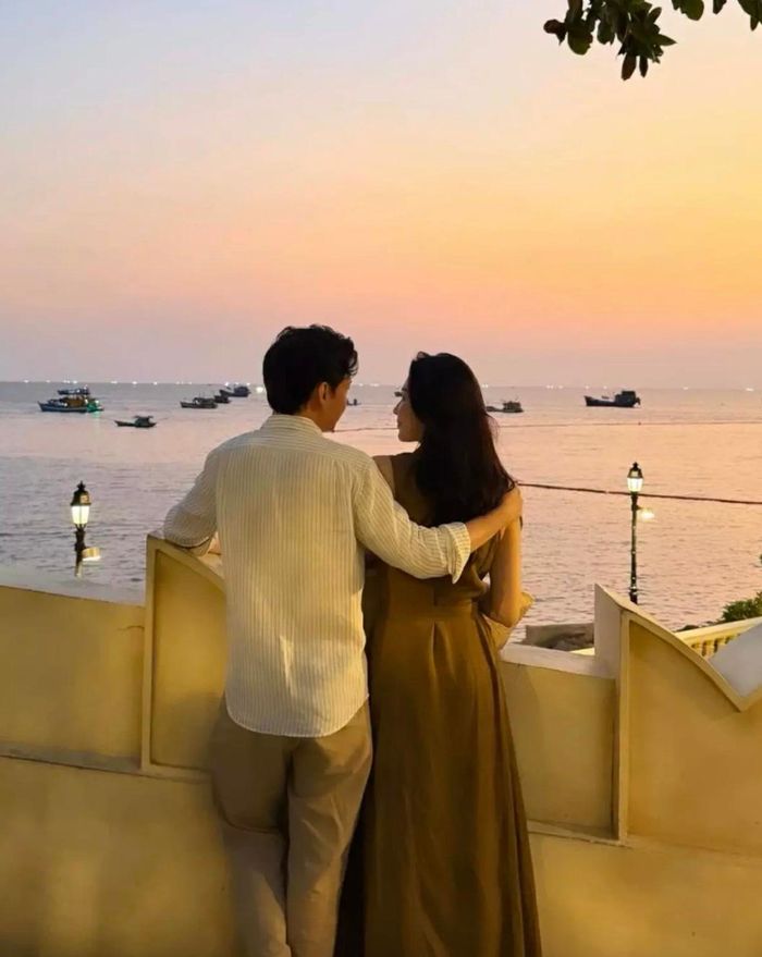 Dù hiếm khi xuất hiện sự kiện hay mạng xã hội nhưng mỗi khi xuất hiện, cô đều cho thấy sức hút bởi vẻ đằm thắm, gu thời trang thanh lịch. Hồi tháng 3, Đặng Thu Thảo và chồng có chuyến du lịch biển đầu hè, cả hai khoe ảnh ngắm hoàng hôn bên bờ biển với trang phục đồng điệu.