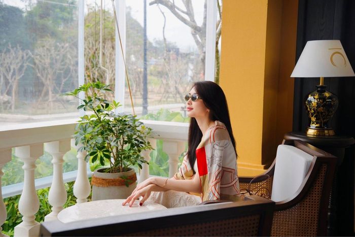 Đặng Thu Thảo đưa sự thanh lịch vào phong cách nghỉ dưỡng. Người đẹp kết hợp áo không tay màu kem với chân váy dài cùng tông. Công thức nền gần như tối giản tuyệt đối, không họa tiết lớn, không màu sắc tương phản và cũng không có những đường cắt táo bạo. Điểm đáng chú ý nằm ở cách cô sử dụng phụ kiện để tạo cá tính.