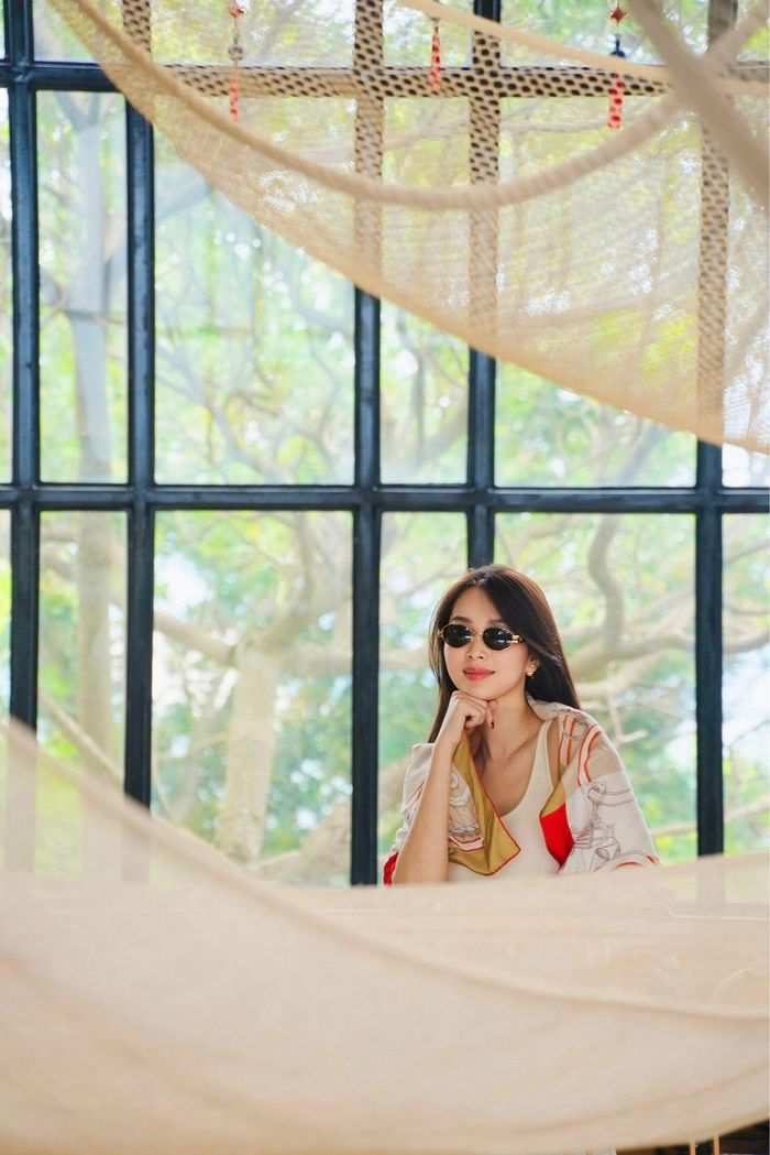 Đó cũng là nét gần với tinh thần “quiet luxury”: cảm giác sang trọng không nhất thiết đến từ việc phô bày thật nhiều món đồ đắt giá, mà trước hết nằm ở chất liệu, màu sắc, độ vừa vặn và cách kết hợp.