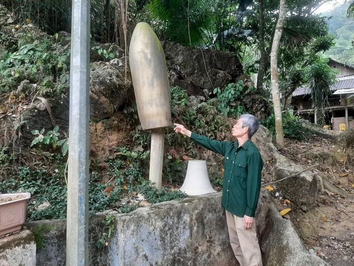 Vỏ quả bom còn lưu giữ tại di tích Hang Co Phương. Ảnh: Ngọc Hưng.