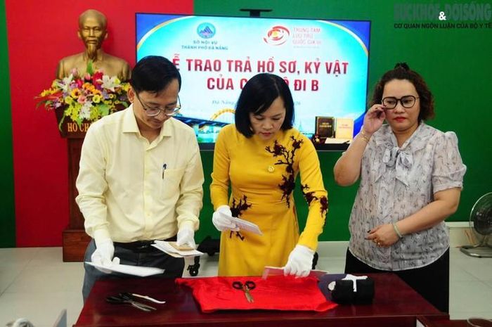 Ông Hà Đức Hoài - Phó Giám đốc Sở Nội vụ thành phố Đà Nẵng, bà Trần Việt Hoa - Giám đốc Trung tâm Lưu trữ quốc gia III và bà Ngô Lan Anh - Giám đốc Trung tâm Lưu trữ lịch sử thành phố Đà Nẵng đã làm thủ tục mở niêm phong hồ sơ đựng kỷ vật vàng và trao trả hồ sơ, kỷ vật cho các gia đình. Ảnh: Trung tâm Lưu trữ quốc gia III