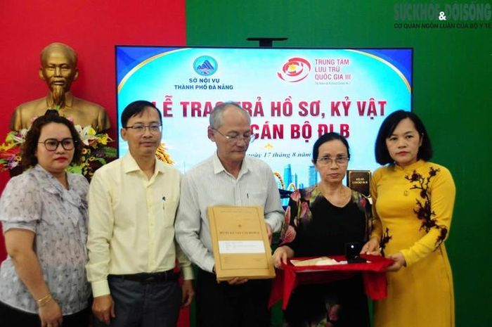 Thân nhân ông Nguyễn Hữu Phán nhận hồ sơ và kỷ vật (ảnh bên trái); Thân nhân liệt sĩ Nguyễn Văn Kim nhận hồ sơ và kỷ vật (ảnh bên phải). Ảnh: Trung tâm Lưu trữ quốc gia III