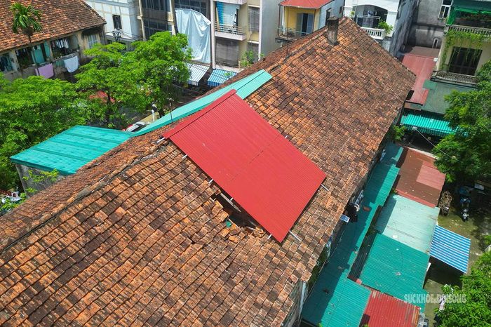 Mái ngói cũ được chắp vá bằng nhiều mảng tôn để chống dột. Ảnh: T.Anh