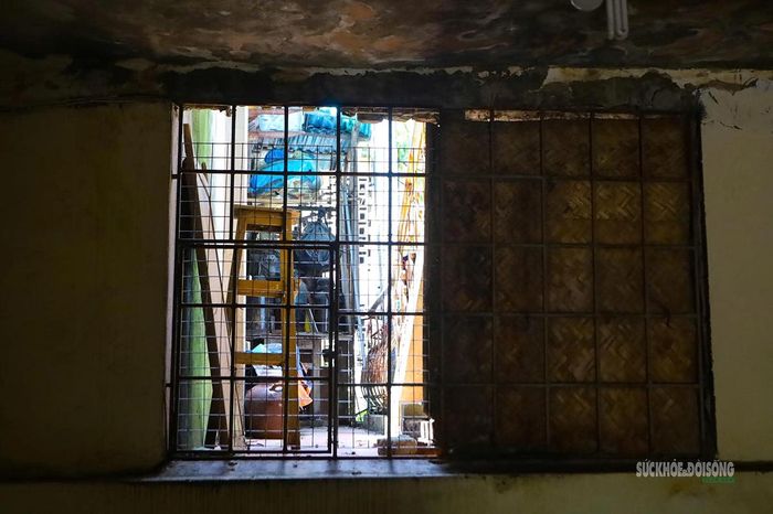 Không gian bên trong một căn hộ với cửa sổ, khung sắt đã nhuốm màu thời gian. Ảnh: T.Anh