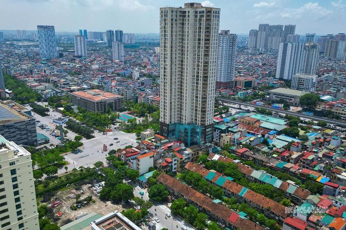 Khu tập thể mái ngói cũ nằm giữa khu vực đô thị dày đặc các tòa nhà cao tầng. Ảnh: T.Anh