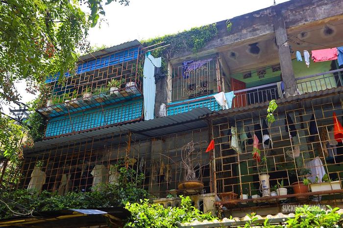 Ban công cơi nới, mái che và dây phơi phủ kín mặt ngoài khu tập thể cũ. Ảnh: T.Anh