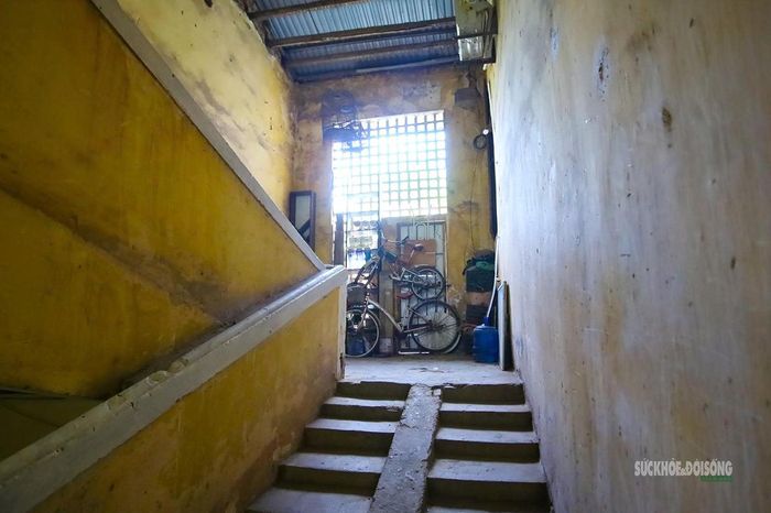 Cầu thang chung chật hẹp, tường ẩm mốc và bạc màu theo thời gian. Ảnh: T.Anh