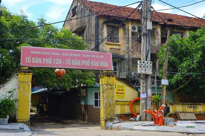 Lối vào khu tập thể trên đường Lê Hồng Phong, phường Hà Đông, Hà Nội. Ảnh: T.Anh