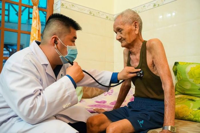 Bác sĩ tuyến cuối trực tiếp khám sức khỏe cho người dân tại cơ sở. Ảnh: BVCC.
