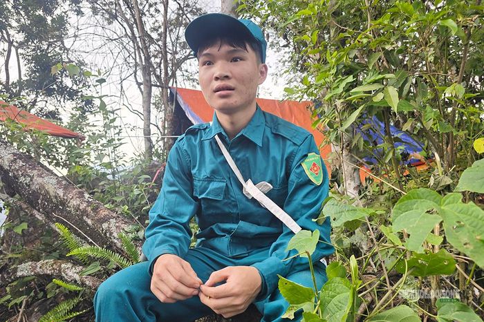 Dân quân Lý Văn Quyền (19 tuổi) ở thôn Nậm Ngặt. Ảnh: Tuấn Anh
