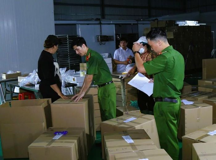 Niêm phong số sản phẩm thu giữ tại Công ty TNHH Trần Lê Foods. Ảnh: Công an TP Đồng Nai