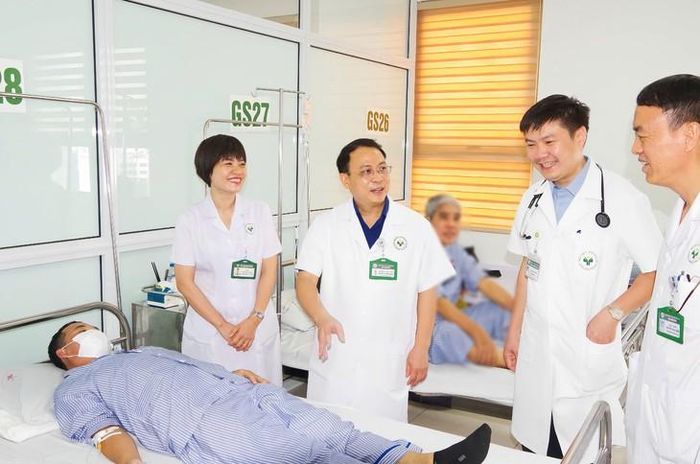 Ê-kíp bác sĩ Bệnh viện 19-8 thăm khám, theo dõi sát sao tình trạng người bệnh tại đơn vị điều trị.