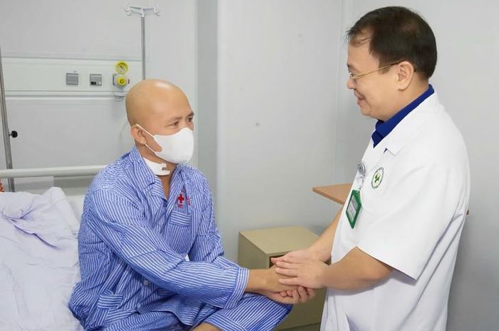 Bác sĩ Bệnh viện 19-8 thăm khám, động viên tinh thần người bệnh trong quá trình điều trị.