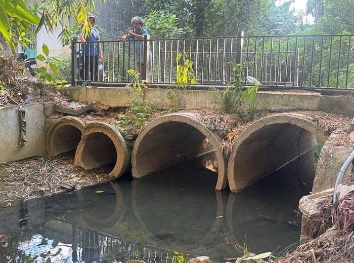 Khu vực kênh nước ở Cống Sập dưới chân bãi rác Khánh Sơn đen ngòm và bốc mùi hôi. Ảnh: Bích Vân