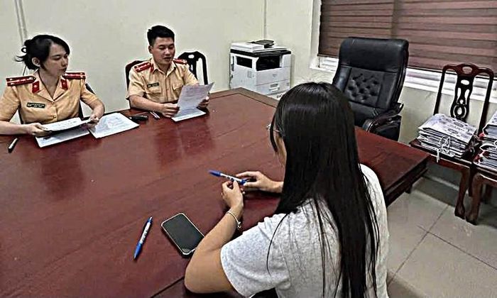 Tại cơ quan Công an, chị N.T.N.A. thừa nhận đã nhiều lần bình luận dưới video về việc đưa tiền, nhờ giáo viên “đút lót”, “bao đậu”, dù bản thân không chứng kiến hay trải qua sự việc này. (Ảnh Cục CSGT)