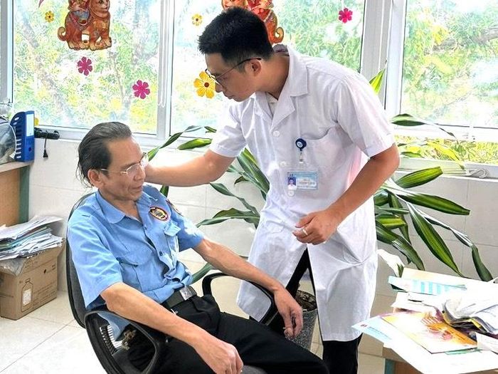 Hướng dẫn người dân cai nghiện thuốc lá bằng y học cổ truyền tại Bệnh viện Y học cổ truyền TW. Ảnh: Bệnh viện Y học cổ truyền TW
