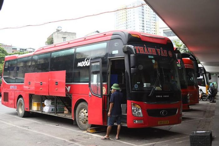 Trước kỳ nghỉ lễ 2/9, Bộ Xây dựng yêu cầu các doanh nghiệp vận tải tăng cường phương tiện, bán đúng giá, chở đúng số người và bảo đảm an toàn cho hành khách. (Ảnh: Thành Long)