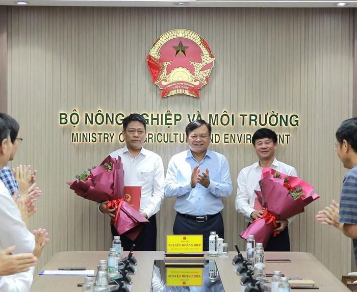 Ông Nguyễn Hoàng Hiệp chúc mừng các cán bộ được điều động, bổ nhiệm.