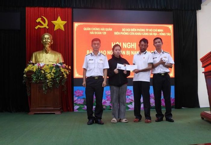 Cán bộ Tàu 743 tặng quà động viên gia đình ngư dân Chung. Ảnh: Duy Tân.