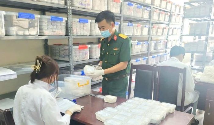 TP Huế bàn giao 3.908 mẫu hài cốt liệt sĩ phục vụ giám định ADN. Ảnh: Lê Sáu